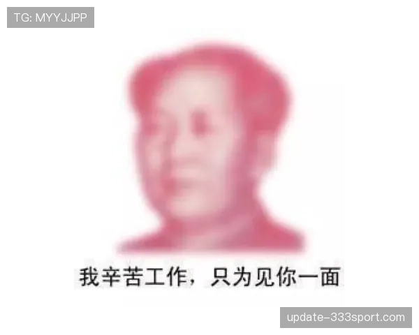 汪周雨满头汗拎着名牌包，路人表情比他还精彩