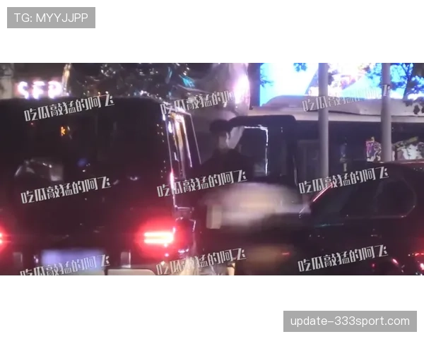 韦少凌晨开豪车还带着狗,普通人这夜生活都打不到影子 韦少凌晨开豪车还带着狗,普通人这夜生活都打不到影子