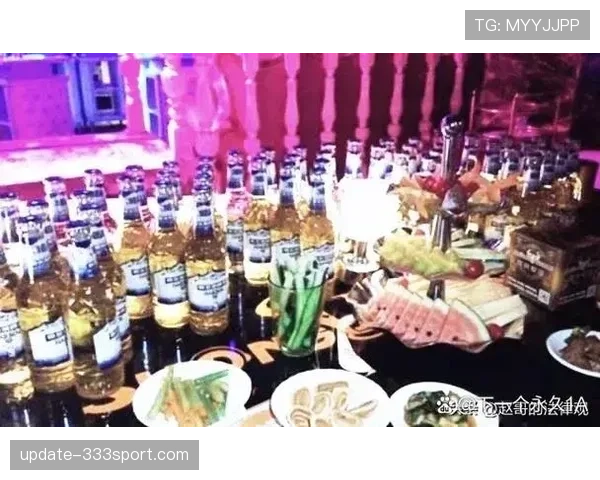 高亭宇昨晚小聚被拍，桌上那瓶香槟和三张账单看得我发慌